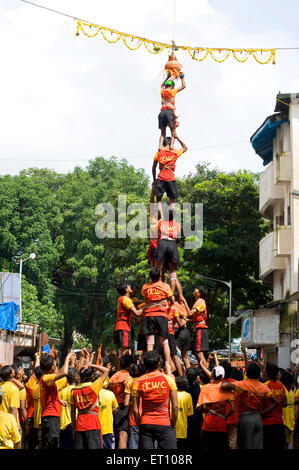 Pyramide humaine broken dahi handi douche de lait caillé et d'eau de curcuma sur janmashtami festival à dadar Mumbai Bombay ; ; Banque D'Images