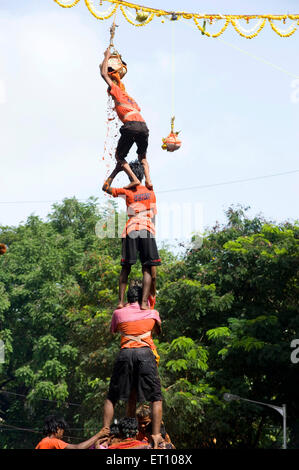 Pyramide humaine broken dahi handi sur janmashtami festival à Bombay Bombay dadar ; ; ; ; Inde Maharashtra Banque D'Images