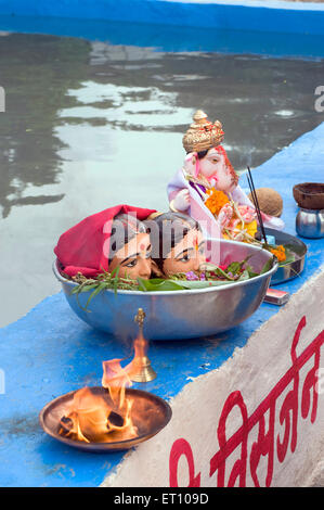 Idoles de seigneur ganesh et gauri conservés pour l'immersion dans le réservoir artificiel à Pune Maharashtra ; Inde ; Banque D'Images