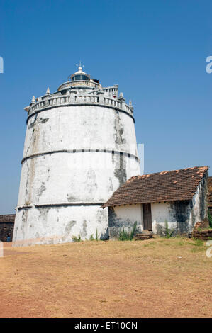 Light House et maisons à Upper Fort Aguada Goa ; Inde ; Banque D'Images