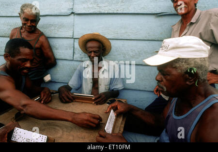De vieux hommes jouant aux dominos sur rue à Trinidad, Cuba, Antilles, Amérique centrale. Banque D'Images