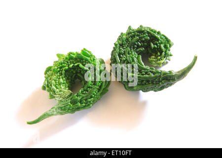 Légumes verts ; karela amer momordica charantia sur fond blanc Banque D'Images