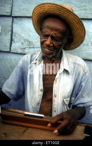 Vieil homme jouant aux dominos sur rue à Trinidad, Cuba, Antilles, Amérique centrale. Banque D'Images