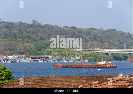 Nehru Bridge River Barge à Mondovi Panjim Goa Inde Asie 2011 Banque D'Images