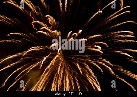 Les craquelins d'artifice dans sky célébrer Gudi Padva Thane Maharashtra Inde festival Asia 2011 Banque D'Images