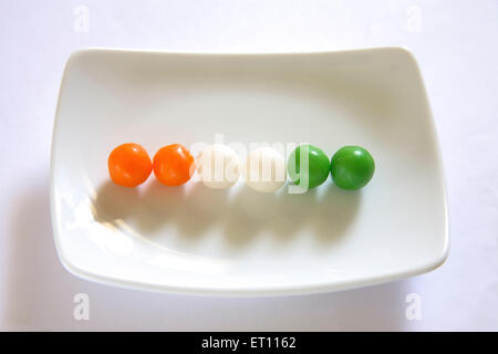 Aigre-doux colorés en boule ou en plaque rectangle sur fond blanc Banque D'Images