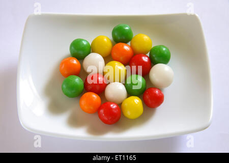 Aigre-doux colorés en boule ou en plaque rectangle sur fond blanc Banque D'Images