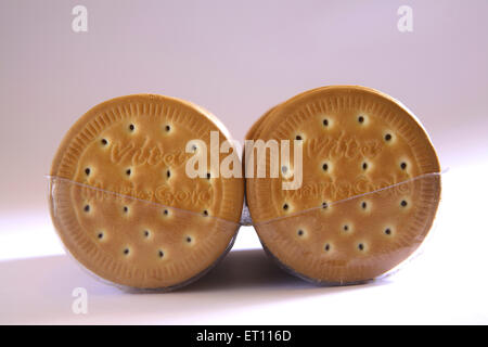 Biscuit Sucre Gateau Sec Clair Brun Pale En Caisse En Plastique Sur Fond Blanc Photo Stock Alamy