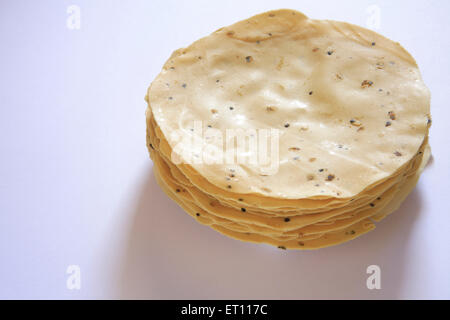 Papaye brute, papapadum, papadam, papadom, papadom, pain fin, pain croustillant, pain croquant, fond blanc Banque D'Images