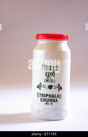 triphala churna poudre pour le soulagement de la constipation en bouteille plastique sur fond blanc Banque D'Images