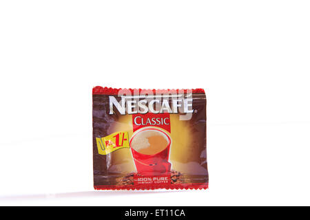 Sachet en plastique instantané Nescafé classique sur fond blanc Banque D'Images