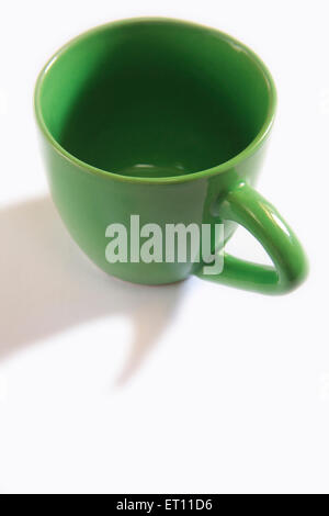 Tasse à thé en céramique verte sur fond blanc Banque D'Images