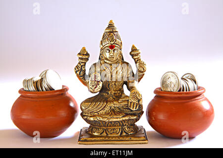 La déesse indienne shree Lakshmi déesse de la bonne fortune ; lustre ; et la richesse ; pot ; avec des pièces de l'Inde Banque D'Images