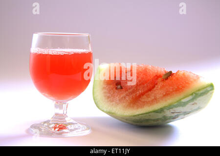 Des fruits et des boissons ; et jus d'une tranche de melon d'eau en verre sur fond blanc Banque D'Images
