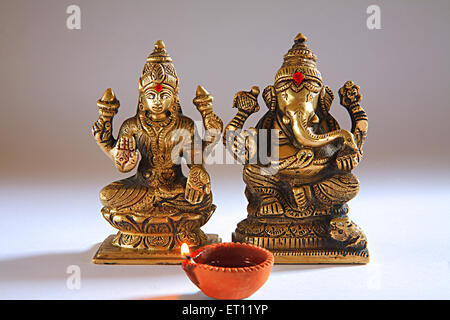 Diwali festival deepawali ; shree lakshmi puja avec Dieu Ganesh lampe à huile ; Inde ; Banque D'Images