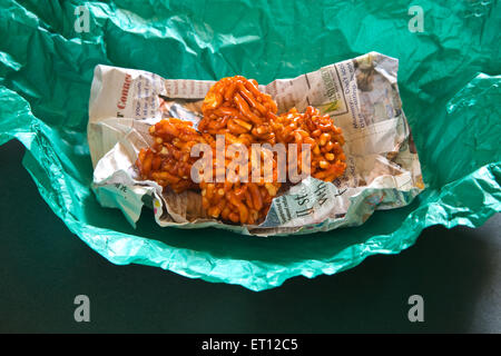 Mithai indien ladoo de gathia et jagré sur presse et enrubanneuse vert sur fond noir 20 Avril 2010 Banque D'Images