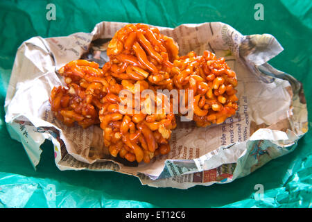 mithai ladoo de gathia et de jaggery sur le journal et l'emballage vert Banque D'Images