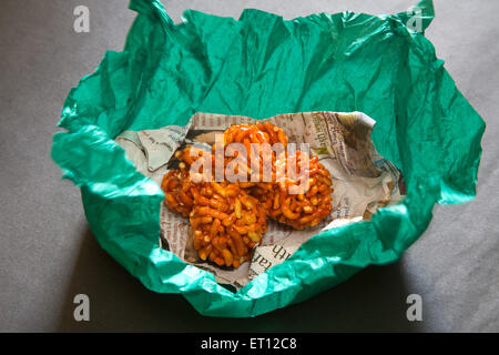 Mithai indien ladoo de gathia et jagré sur presse et enrubanneuse vert sur fond noir 20 Avril 2010 Banque D'Images