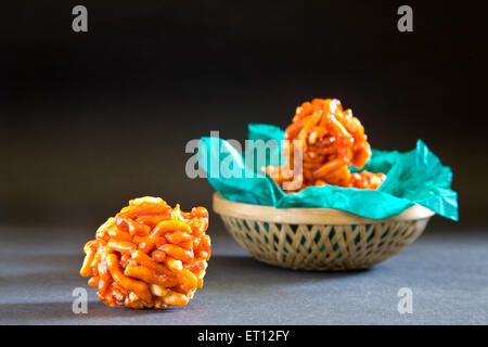 Mithai indien ladoo de gathia et jagré en vert dans le panier canne sur fond noir 20 Avril 2010 Banque D'Images