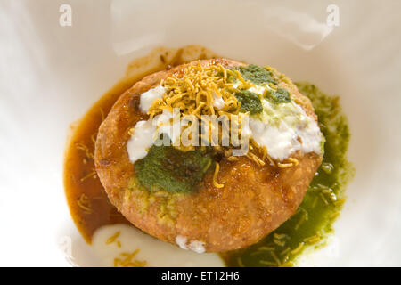 Indian snack fried shahi khasta kachori chaat yaourts green coriander et chutney de tamarin sev servi bol Banque D'Images