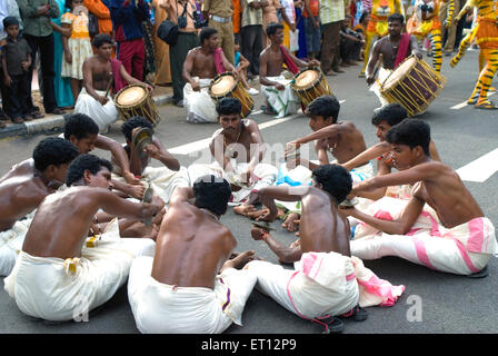 Sinkari chinkarimelam avec interprètes Melam chenda et cymbales pendant onam célébration ; Trivandrum Kerala Inde ; 2008 ; Banque D'Images