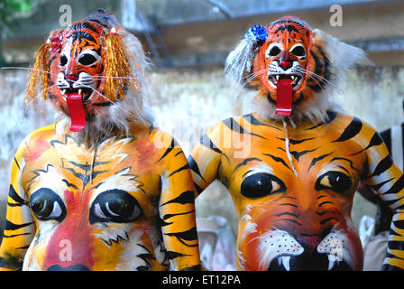 Danse folklorique Pulikkkali ; danse tigre Puli Kali ; Festival d'Onam ; Trivandrum ; Thiruvananthapuram ; Kerala ; Inde Banque D'Images