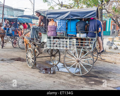 Une calèche remplie de navetteurs, sert comme un bus public pour mener à bien des gens et de leur travail à Cuba Banque D'Images