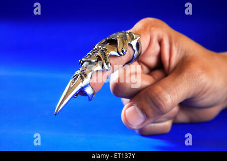 Bague mode moderne sur fond bleu ; doigts ; Bombay Mumbai Maharashtra ; Inde ; M.# 201 Banque D'Images