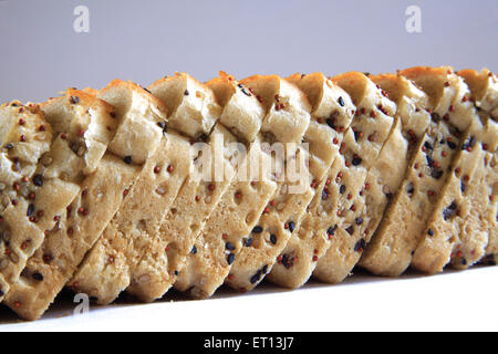 Graines de sésame pain de blé, tranches de pain de blé végétarien pur multigrain avec graines de sésame blanc et noir sur fond blanc Banque D'Images