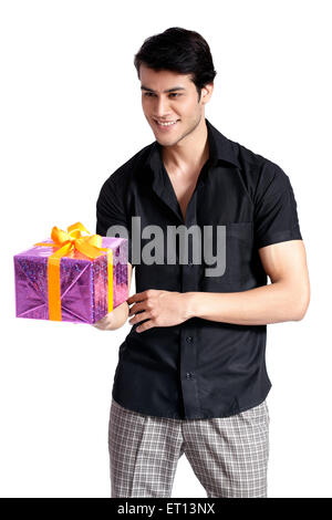 Homme tenant un cadeau Inde Asie M.# 790E Banque D'Images