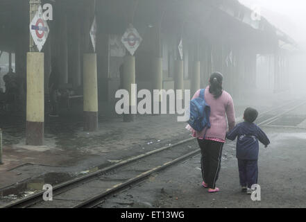 Mère et fils à la gare ghum Darjeeling ; ; ; l'ouest du Bengale en Inde Banque D'Images