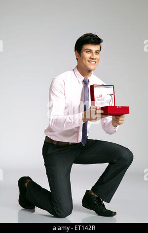 Man Holding Open Gift Box Inde Asie M.# 790E Banque D'Images