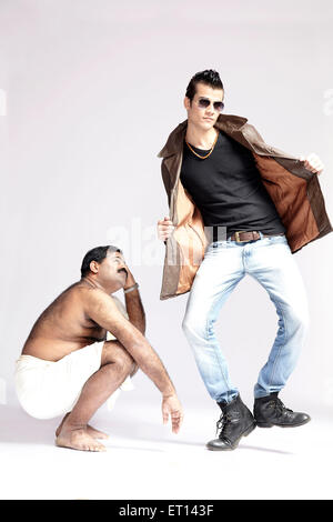 Le contraste des hommes en Lungi et jeans bleu Inde Asie M.# 790E Banque D'Images