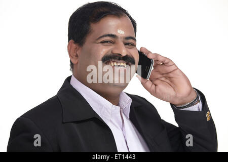 Businessman Talking on Mobile Phone Inde Asie M.# 790E Banque D'Images