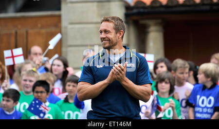 Twickenham, London, UK. 10 Juin, 2015. Les gagnants de la Coupe du Monde de Rugby 2003 Jonny Wilkinson ressemble sur lors du lancement de la Coupe du Monde de Rugby à Twickenham Stadium Tour du Trophée . Credit : Action Plus Sport/Alamy Live News Banque D'Images