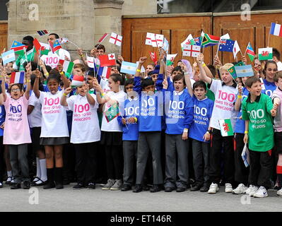 Twickenham, London, UK. 10 Juin, 2015. Les enfants de l'école à l'occasion du lancement de la Coupe du Monde de Rugby à Twickenham Stadium Tour du Trophée . Credit : Action Plus Sport/Alamy Live News Banque D'Images