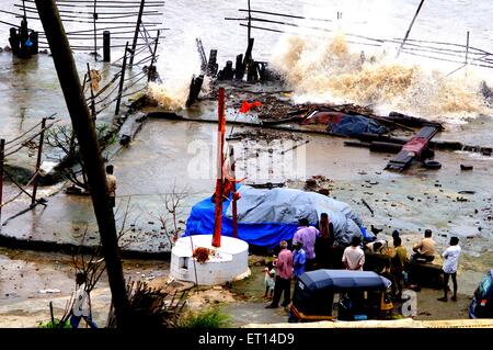 Les vagues de la mer marée haute destruction Mumbai Inde Banque D'Images