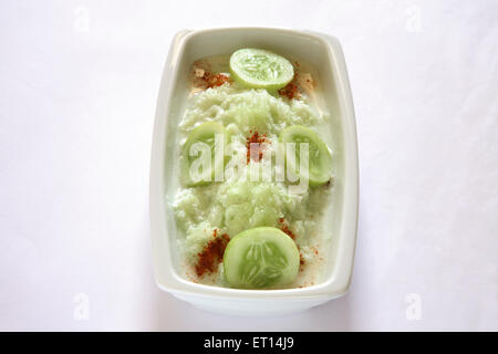 Salade de concombre et de légumes ; caillé kakri ka raita avec des tranches en plaque rectangle sur fond blanc Banque D'Images