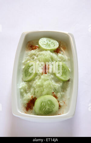 Salade de concombre et de légumes ; caillé kakri ka raita avec des tranches en plaque rectangle sur fond blanc Banque D'Images