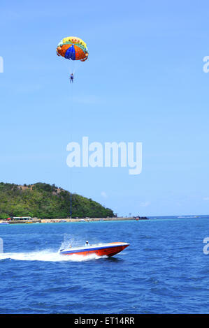 Le parapente en bleu ciel à Pattaya Island ; la Thaïlande Banque D'Images