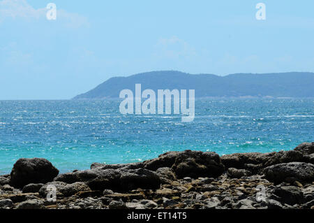 Rochers et eau de mer à Coral Island près de Pattaya, district de Bang Lamung, province de Chonburi, Thaïlande, Asie Banque D'Images