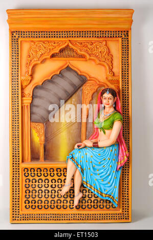 Figurine en argile ; statue de jeune fille rajasthani assis sur jharoka Banque D'Images