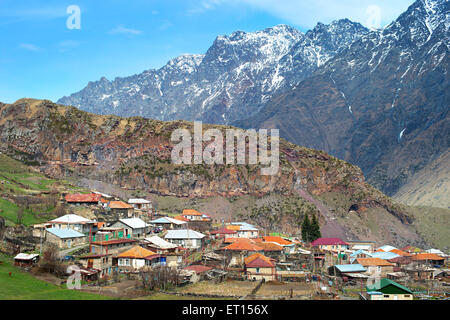 Stepantsminda (Kazbegi) autrefois, est une petite ville dans la région de Mtskheta-Mtianeti, Géorgie Banque D'Images