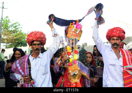 Mariage Rural procession dans le mariage d'enfants ; près de Mindiyada Anjaar ; ; ; Inde Gujarat Kutch PAS MR Banque D'Images