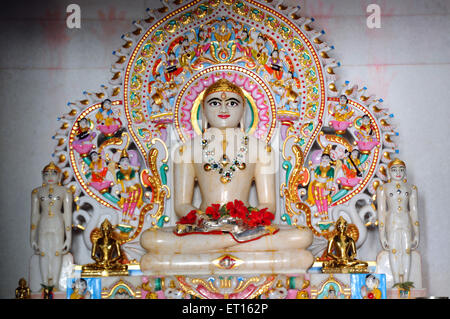 Statue en marbre de la divinité de Jain dans le temple de Jain ; Kutch ; Gujarat ; Inde Banque D'Images