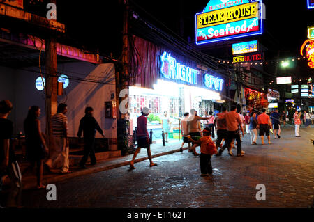 La vie nocturne et les enseignes de restaurants et discothèques à Walking street Pattaya Island ; Thaïlande ; Banque D'Images