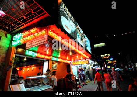 La vie nocturne et des enseignes au néon de cafés et discothèques à Walking street Pattaya Island ; Thaïlande ; Banque D'Images