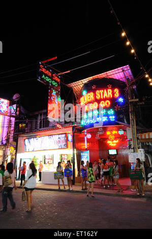 Néons signes de boîtes de nuit, rue piétonne, quartier de divertissement et de lumière rouge, Pattaya, Thaïlande, Asie Banque D'Images