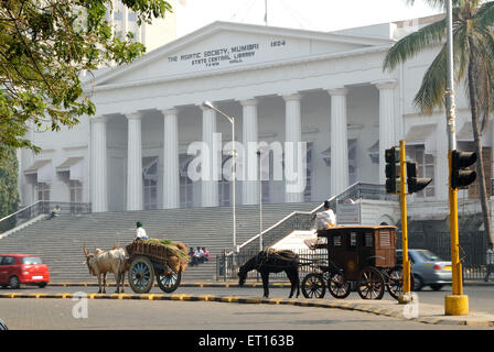 Charrette et cheval conduit maintenant debout devant la bibliothèque centrale de l'état de la Société asiatique de ville ; Bombay Banque D'Images