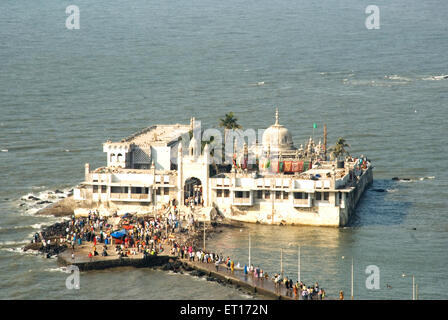 Mosquée Haji Ali Dargah dans la mer d'Arabie ; Mahalaxmi ; Mahalakshmi ; Worli ; Bombay ;Mumbai ; Maharashtra ; Inde Banque D'Images